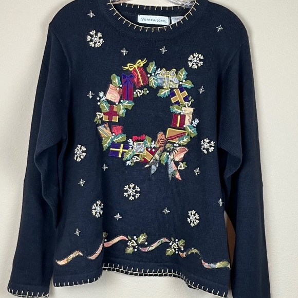 Victoria Jones Woman Sweaters - Victoria Jones Vintage Beaded Embroidered Christmas Wreath Sweater; Size L